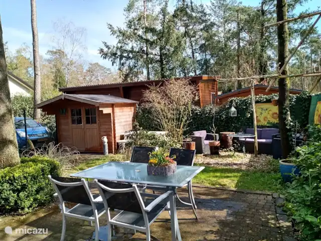 Location de Vacances Pays-Bas, Gueldre, Doornspijk, chalet - Chalet J8 Dans le jardin, il y a plusieurs coins salons, où vous pourrez écouter ce que les oiseaux ont à dire et si vous avez de la chance, vous verrez également un écureuil .. apportez des noix ..