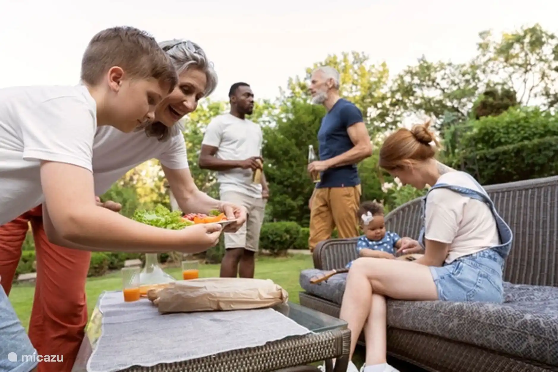 Lekker genieten met elkaar in de tuin van Vechtdalhuis Berg & Bos