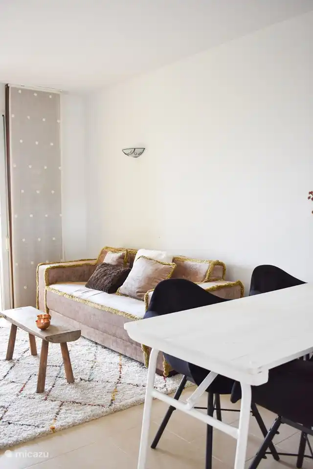 Una zona de estar encantadora en el salón