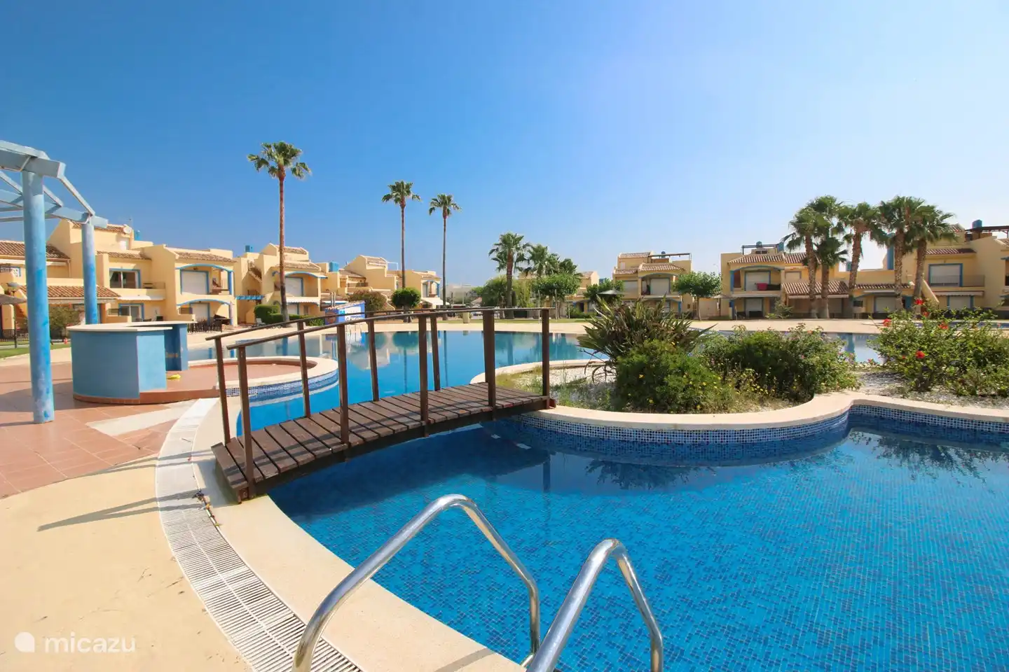 Piscina en el complejo