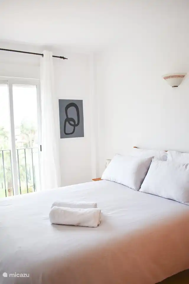 Dormitorio 1 con vista al jardín y piscina