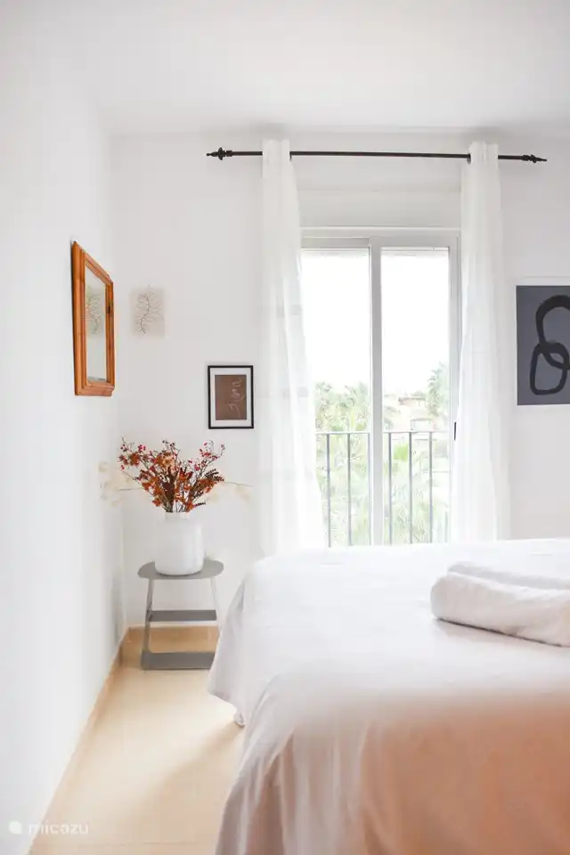 Dormitorio 1 con vista al jardín y piscina