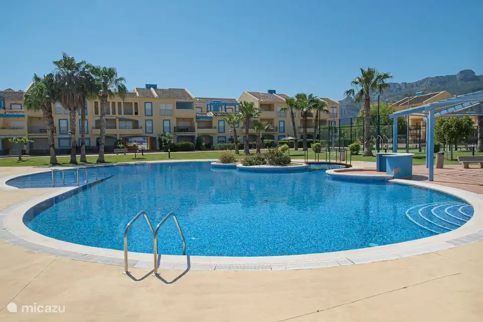 Piscina en el complejo