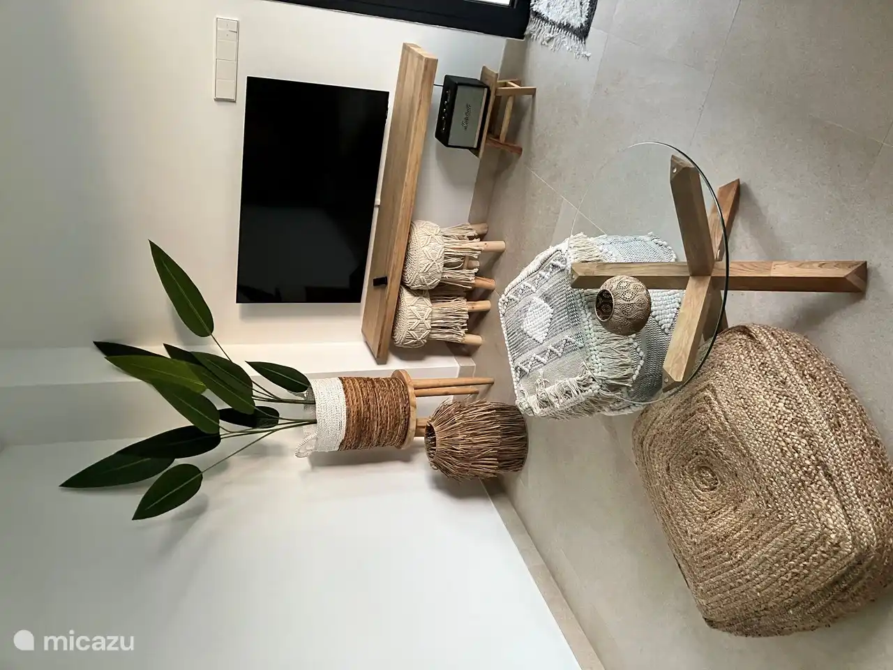 Coin TV avec Smart TVl, poufs chill et boîte à musique Marshal.