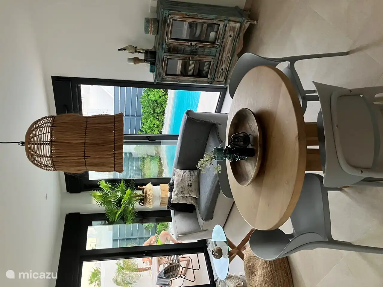 Salon cosy entièrement équipé.