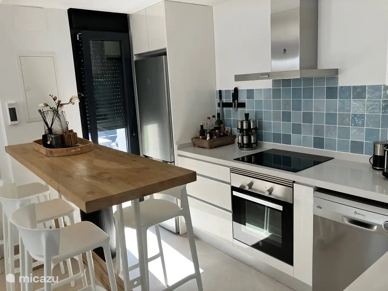 Cuisine (entièrement équipée) avec cuisinière et four.