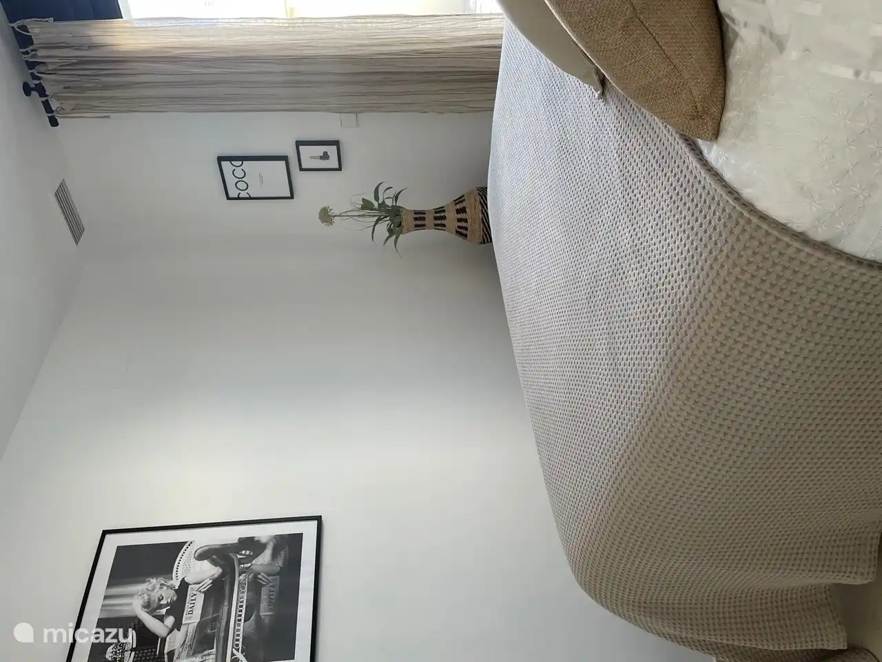 Chambre à coucher atmosphérique mais tranquillement meublée.