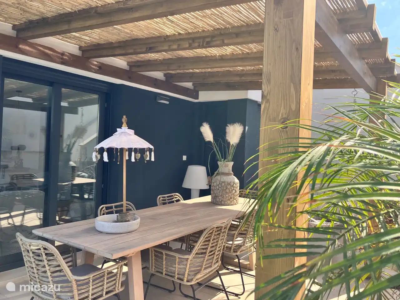 Le toit est fermé, vous pouvez donc toujours vous asseoir dehors même s'il pleut.