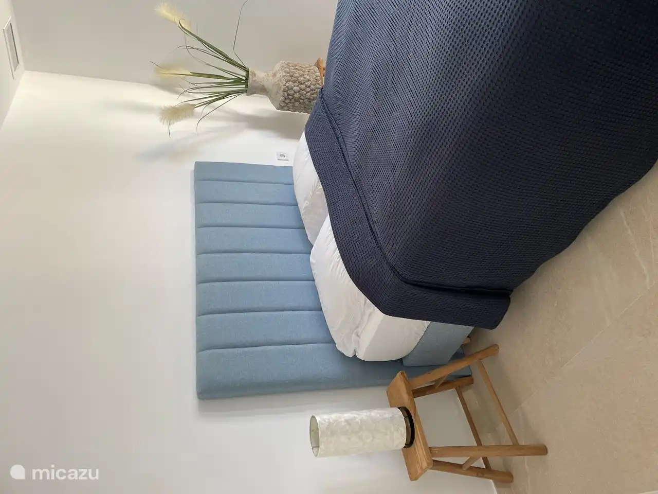 Chambre avec un lit double