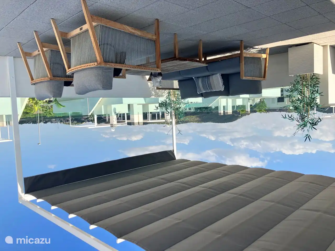 Pergola sur toit terrasse.
Dans les mois de juillet et août un soulagement. Parce qu'il y a toujours une brise, c'est merveilleux de rester ici.