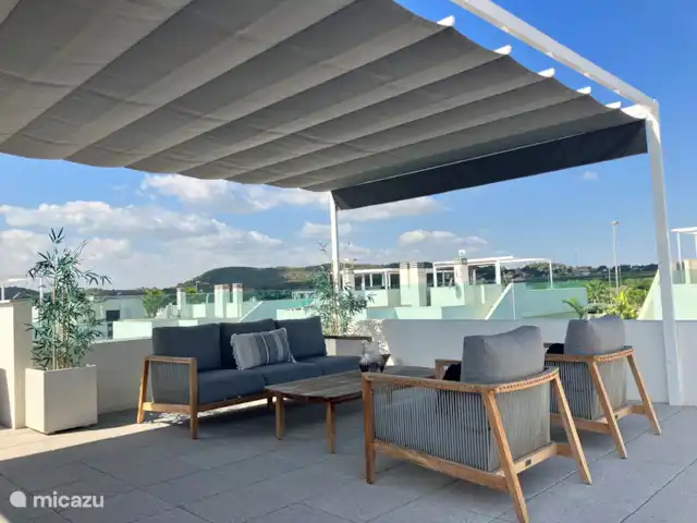 Vistabella Golf Casa Sueno | Espagne, Costa Blanca, Orihuela - maison de vacances Pergola sur toit terrasse.
Dans les mois de juillet et août un soulagement. Parce qu'il y a toujours une brise, c'est merveilleux de rester ici.