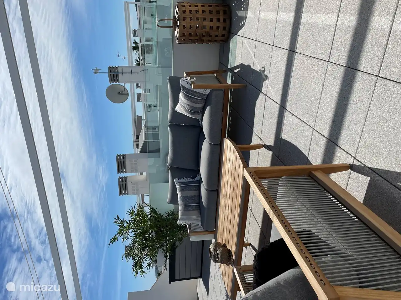 Ensemble de salon bien assis.