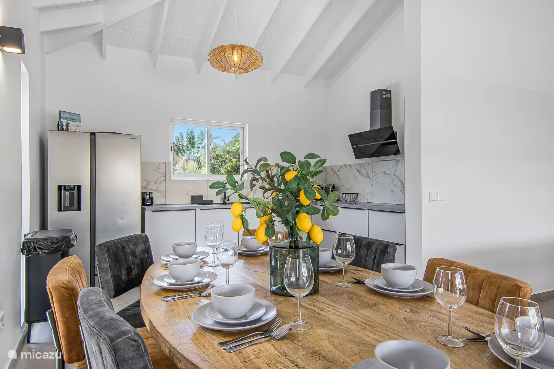 Dining table and kitchen - Villa Nisa