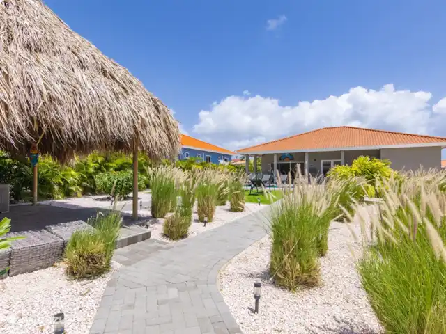 Villa Nisa - Home of Ease | Curaçao, Banda Abou (ouest), Fontein - villa Villa Nisa - vue du parking vers le jardin et la villa, avec la palapa sur la gauche.