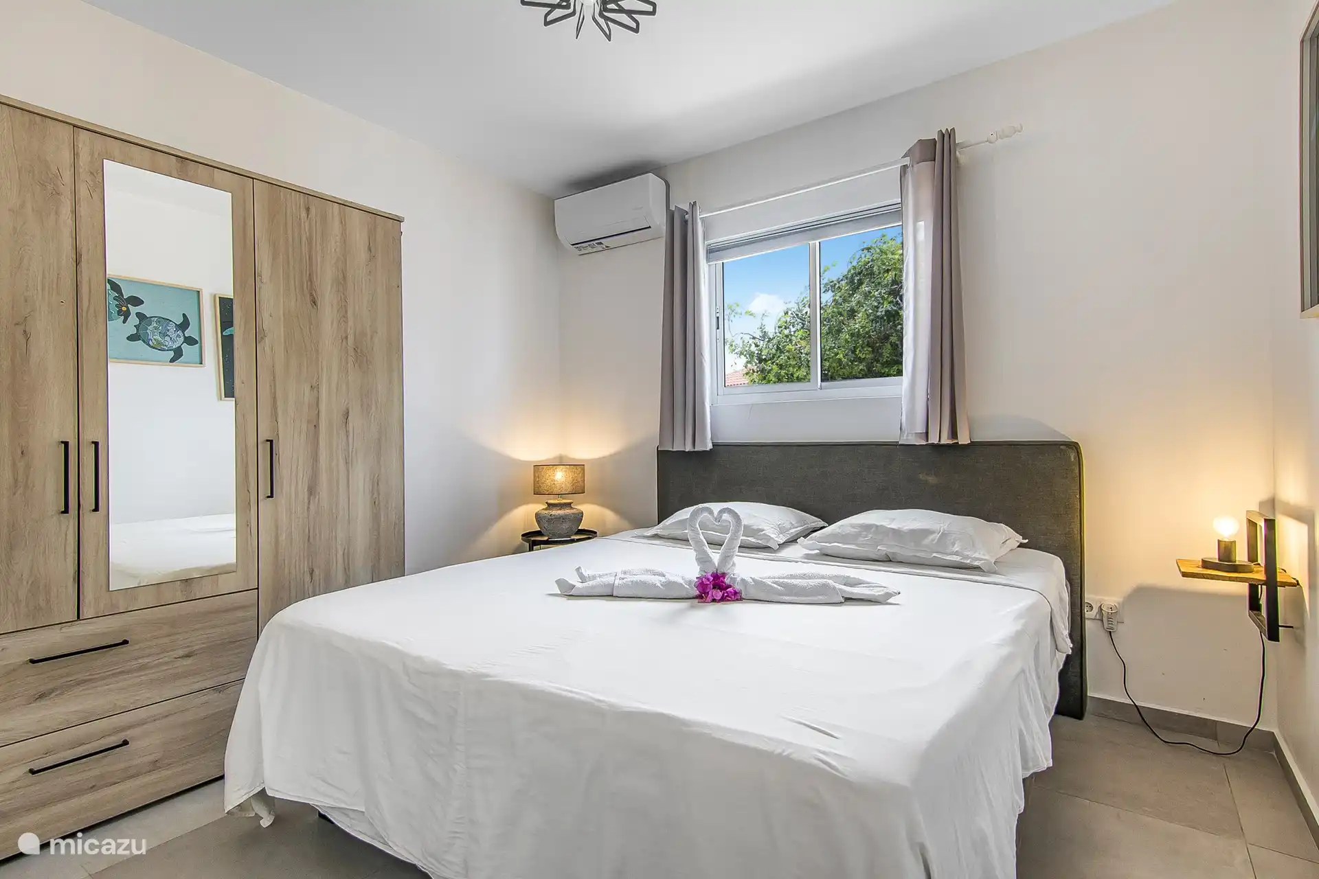 Villa Nisa - view bedroom at the front of the villa with a box spring of 180x210cm