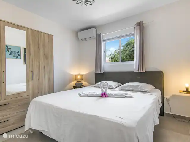 Villa Nisa - Home of Ease | Curaçao, Banda Abou (ouest), Fontein - villa Villa Nisa - chambre avec vue à l’avant de la villa avec un sommier tapissier de 180x210cm