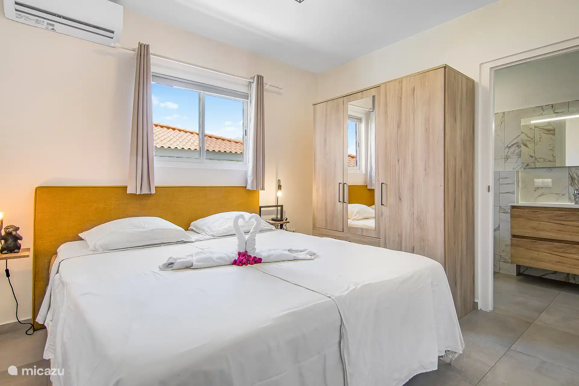 Villa Nisa - view bedroom on the side of the villa with a box spring of 180x210cm and an adjoining bathroom.