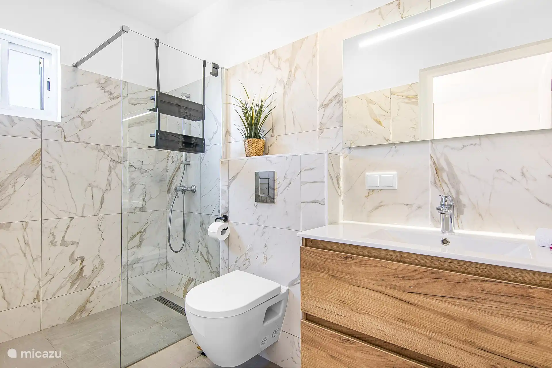 Villa Nisa - view bathroom adjacent to the bedroom.