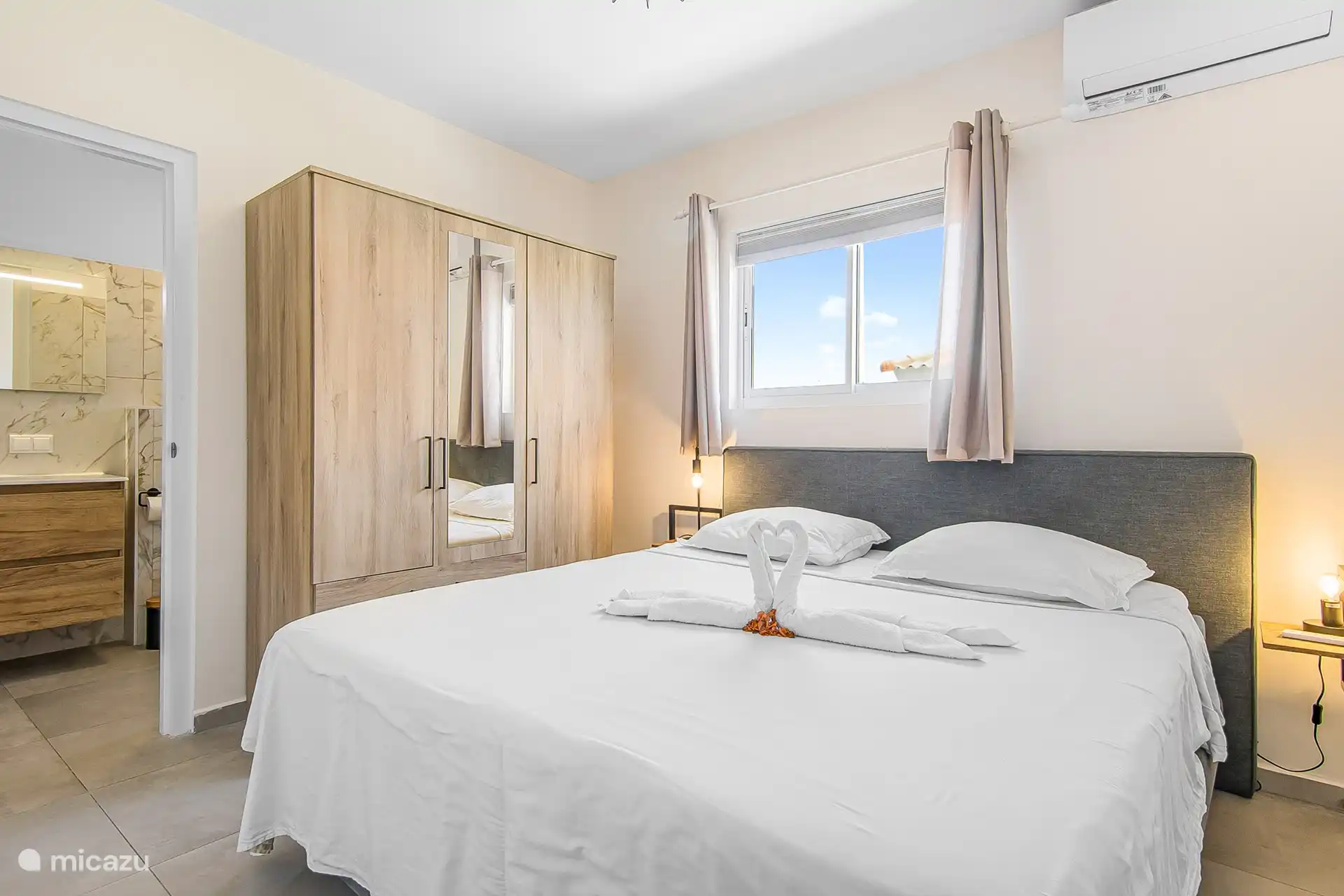 Villa Nisa - view bedroom on the side of the villa with a box spring of 180x210cm