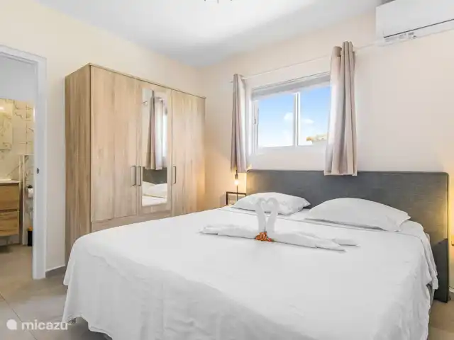 Villa Nisa - Home of Ease | Curaçao, Banda Abou (ouest), Fontein - villa Villa Nisa - chambre avec vue sur le côté de la villa avec un sommier tapissier de 180x210cm