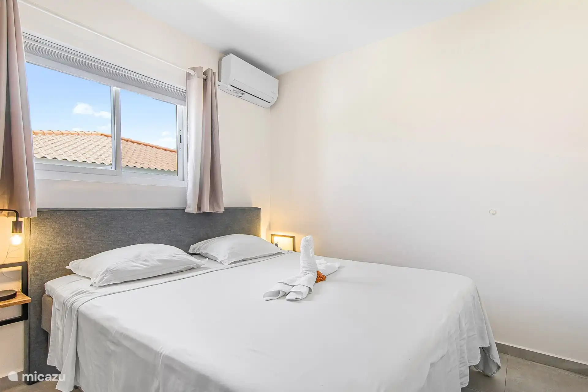 Villa Nisa - view bedroom on the side of the villa with a box spring of 180x210cm