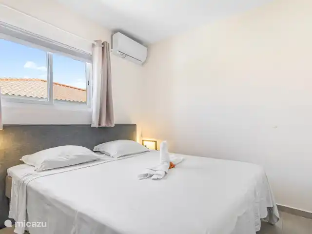 Villa Nisa - Home of Ease | Curaçao, Banda Abou (ouest), Fontein - villa Villa Nisa - chambre avec vue sur le côté de la villa avec un sommier tapissier de 180x210cm