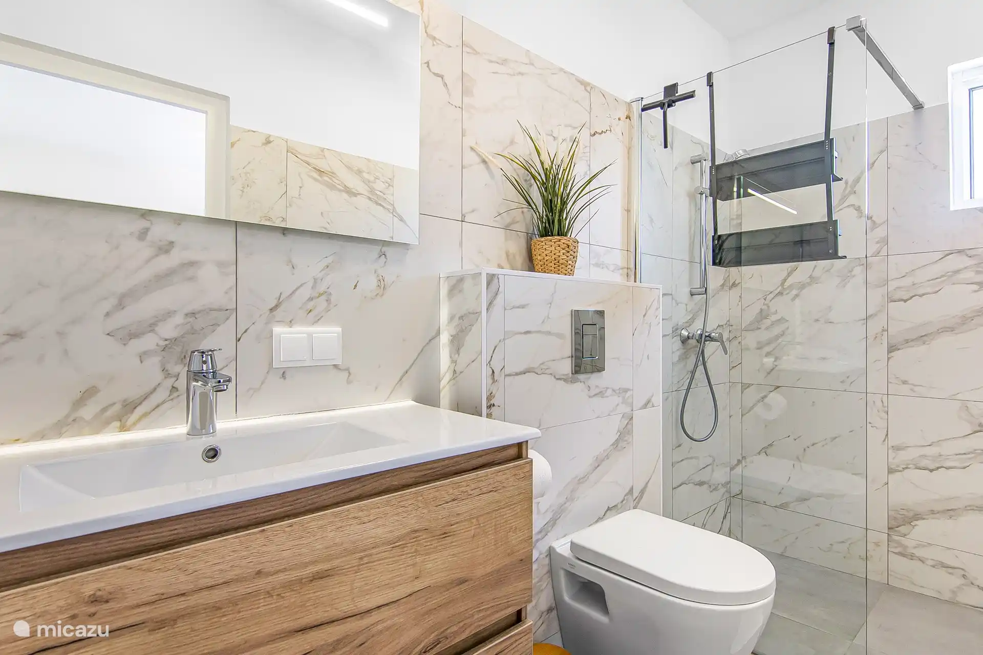 Villa Nisa - view bathroom adjacent to the bedroom