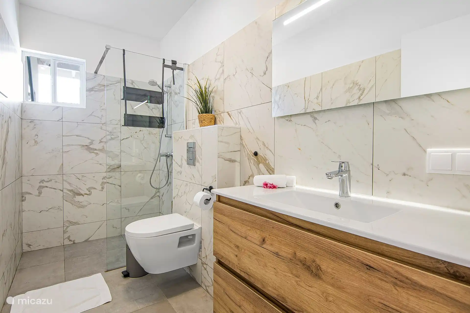 Villa Nisa - view bathroom next to the bedroom with patio doors