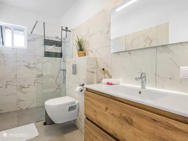 Villa Nisa - Home of Ease | Curaçao, Banda Abou (ouest), Fontein - villa Villa Nisa - salle de bain avec vue à côté de la chambre avec portes-fenêtres
