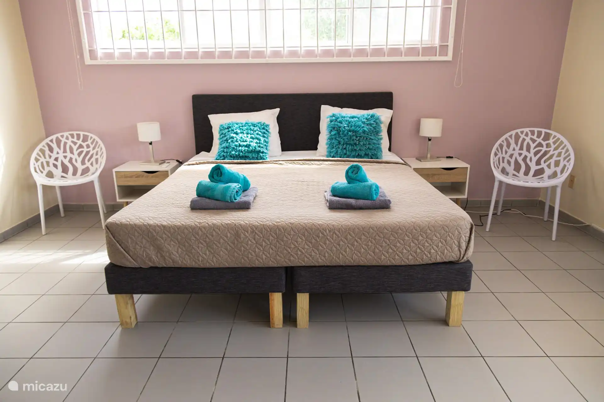 Grande chambre avec lit double