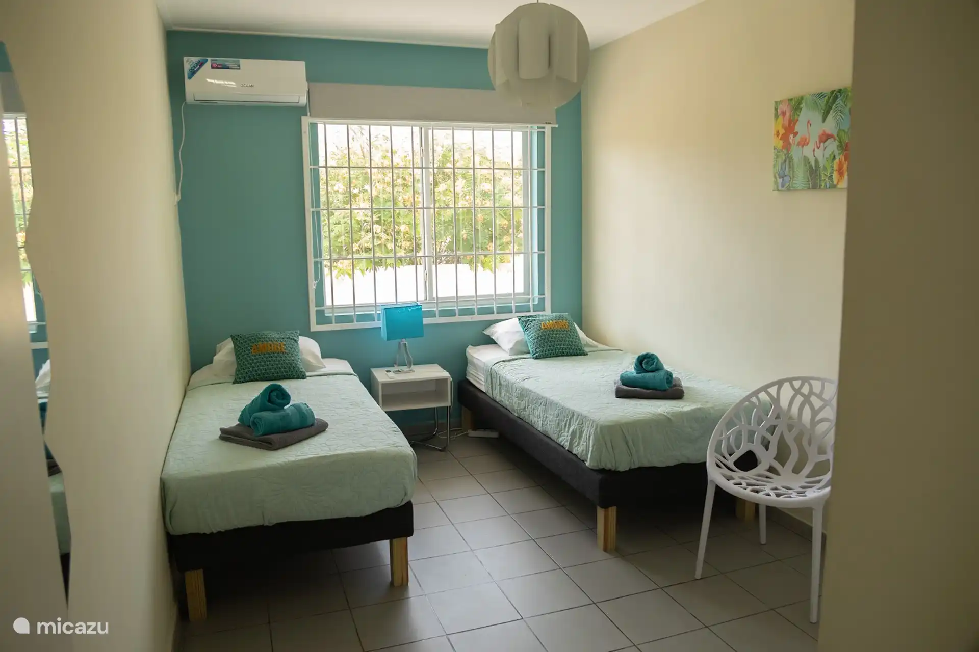 Petite chambre avec 2 lits simples