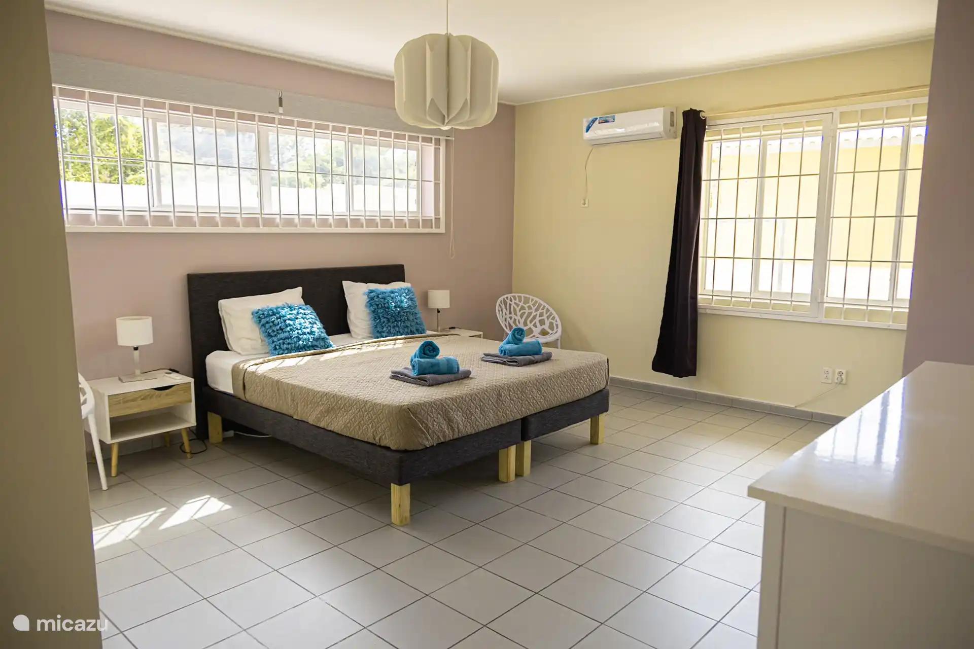 Grande chambre avec lit double