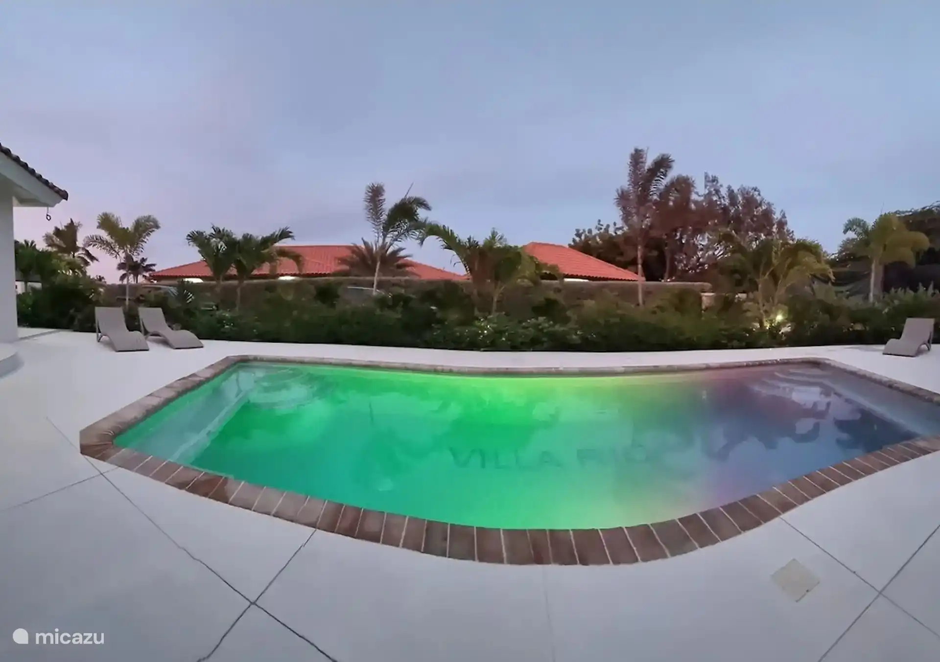 Licht aan zwembad villa Rica