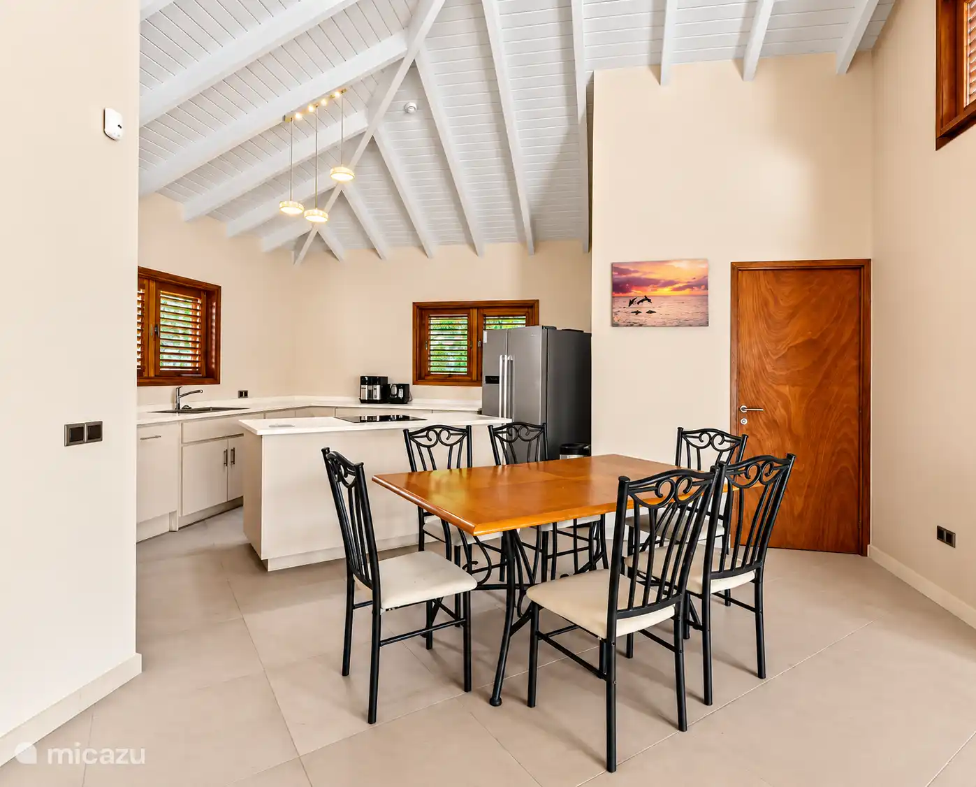 Grote woonkamer met open keuken