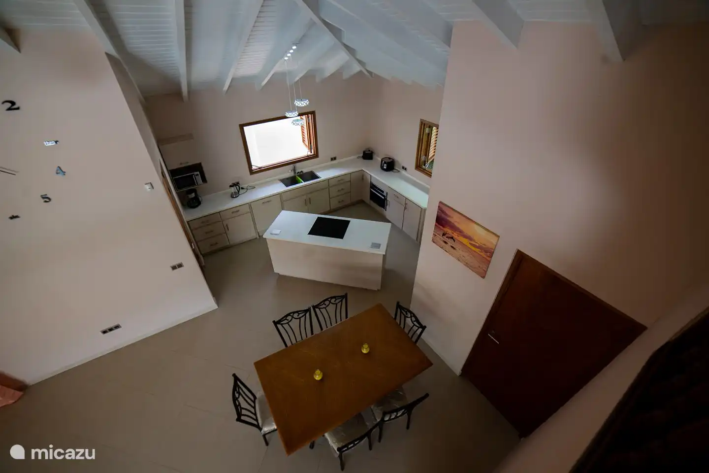 Gran salón con cocina abierta