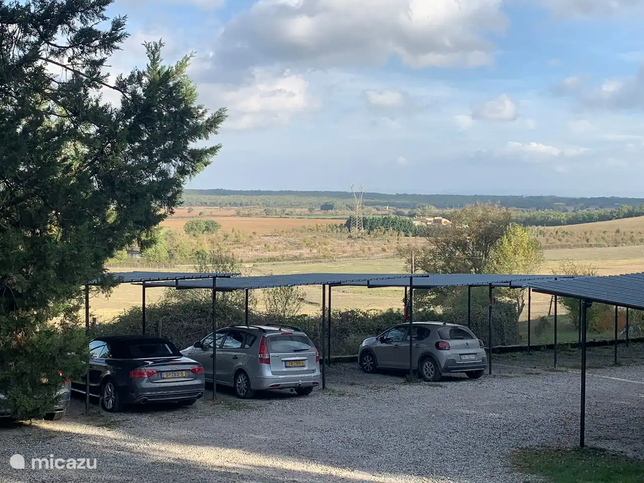 Überdachter Parkplatz