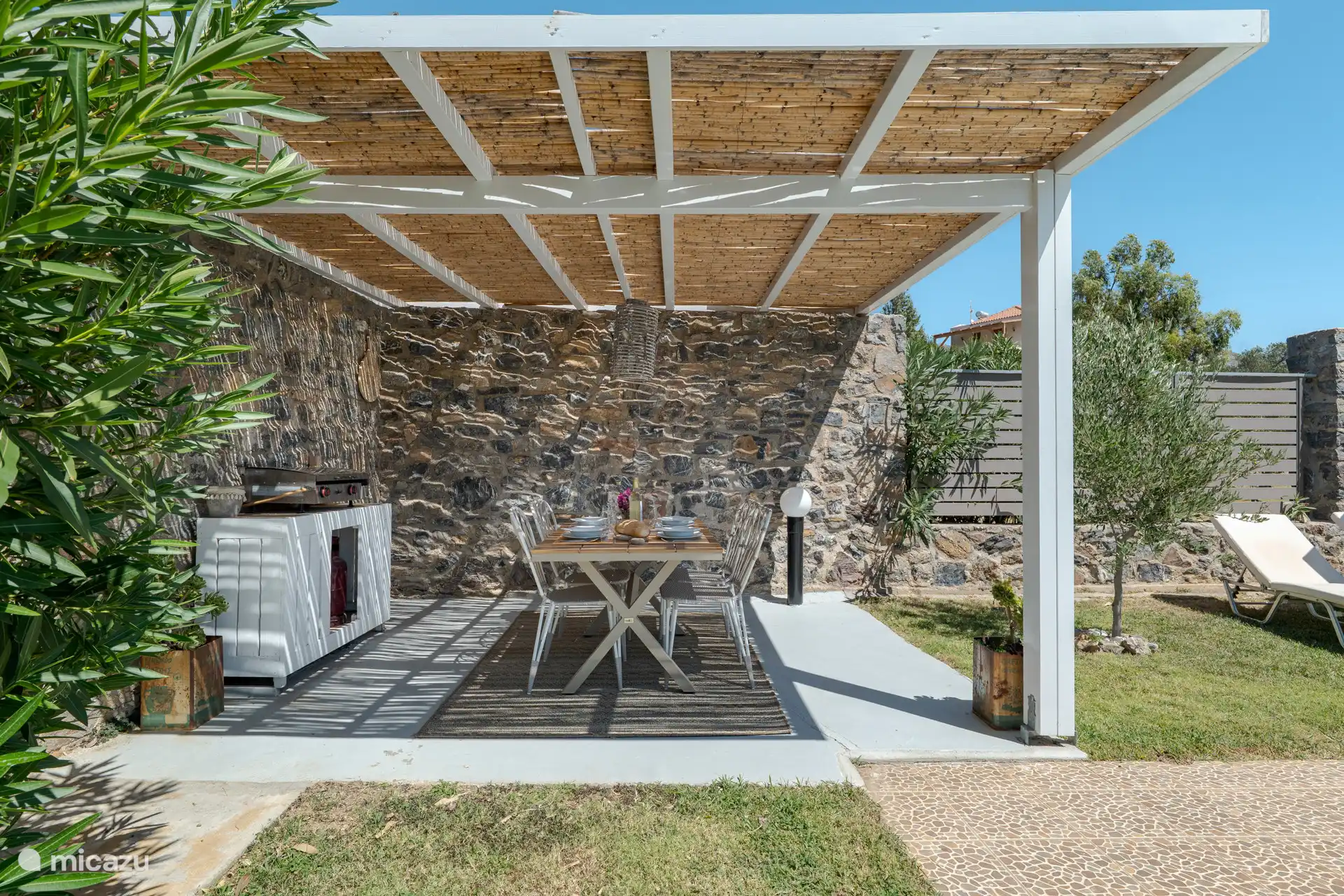 Overdekt buitenterras met gas barbecue / plancha