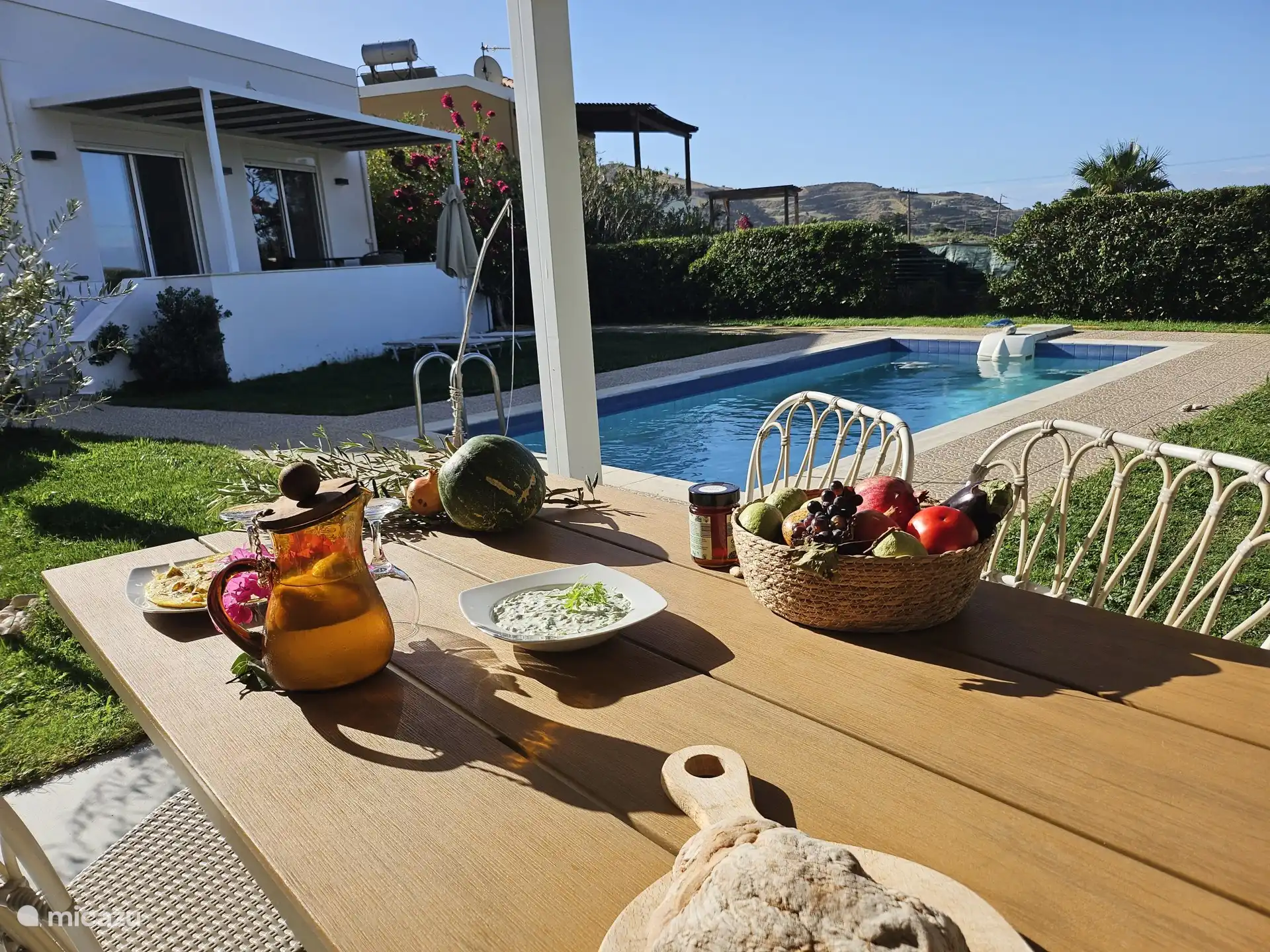 Überdachte Terrasse am Pool