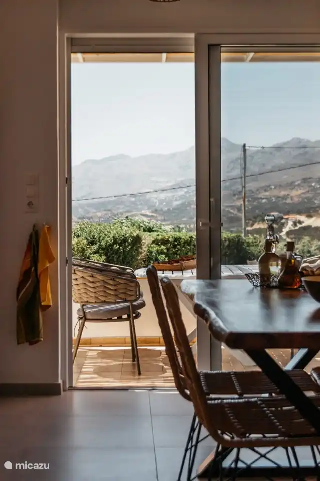 Wenn Sie am Esstisch sitzen, haben Sie eine schöne Aussicht