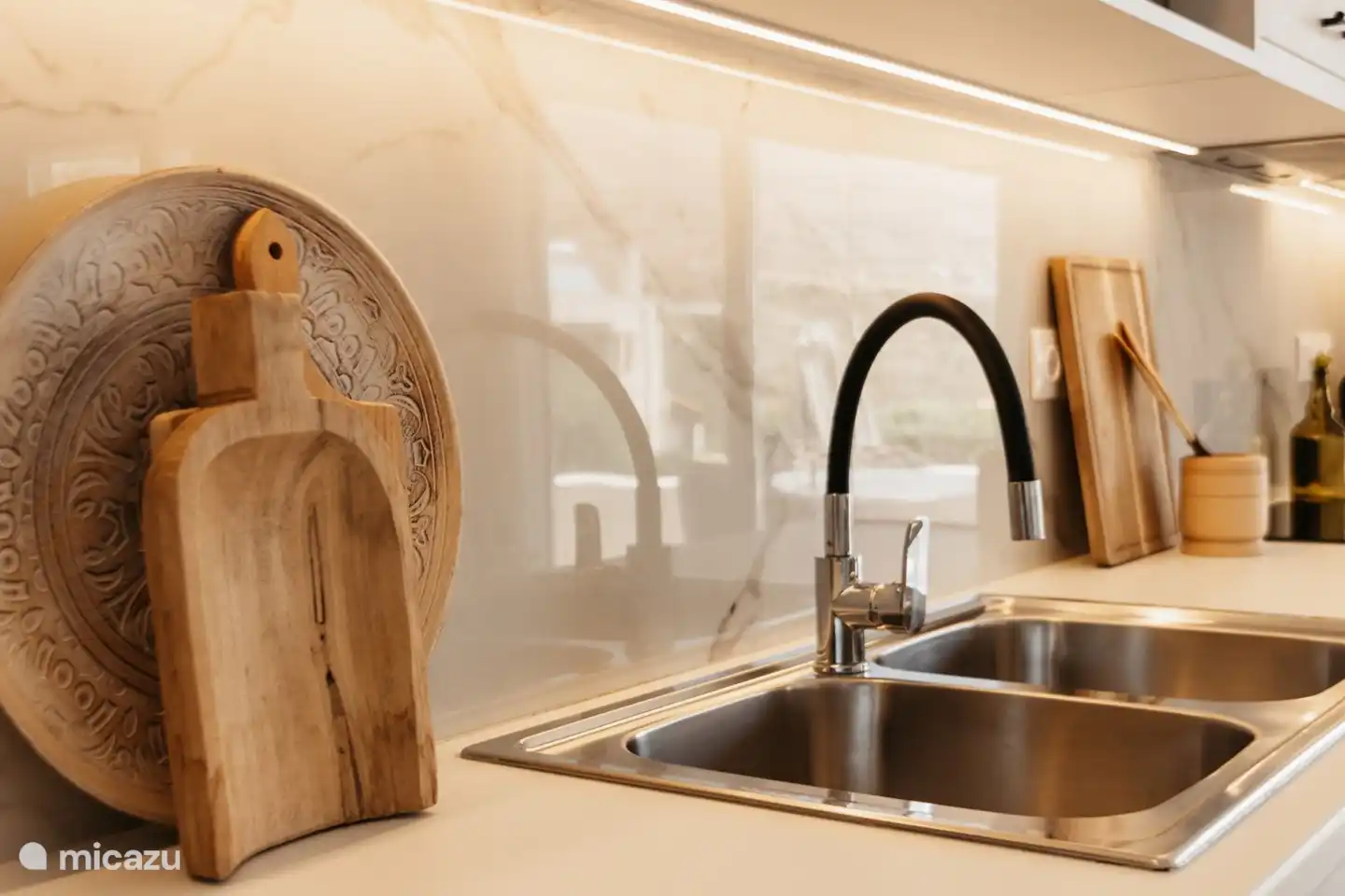 Die lange Theke mit Marmorfliesen an der Wand