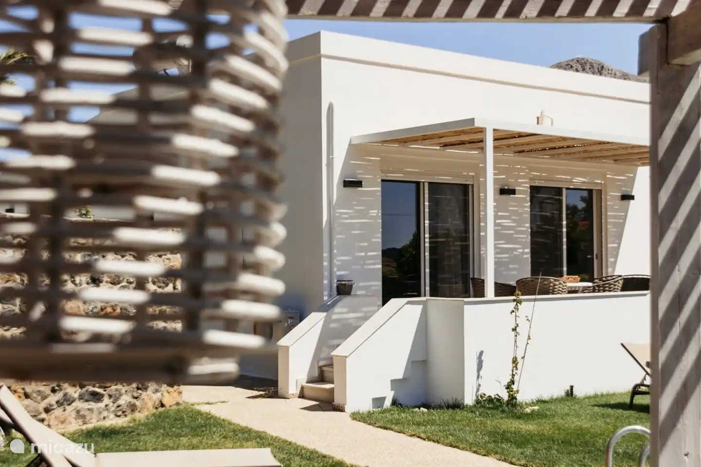 Genießen Sie die kleine Terrasse mit Grill und Blick auf das Haus