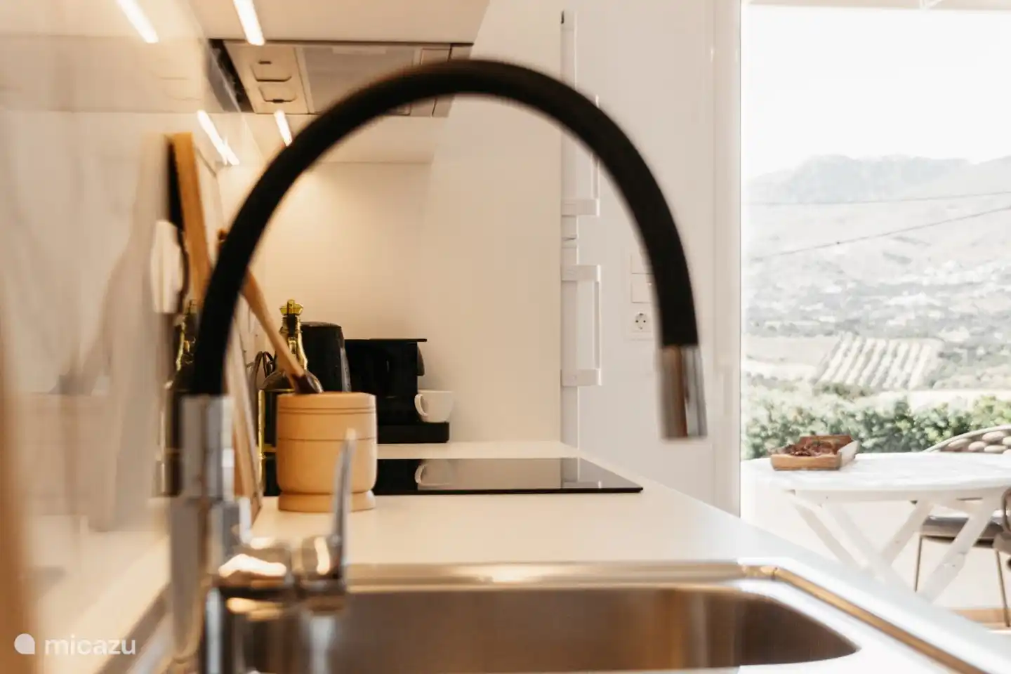 Die Küche ist komplett ausgestattet.