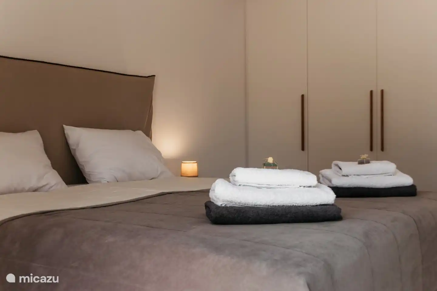 Das Hauptschlafzimmer bietet ausreichend Stauraum für all Ihre Sachen