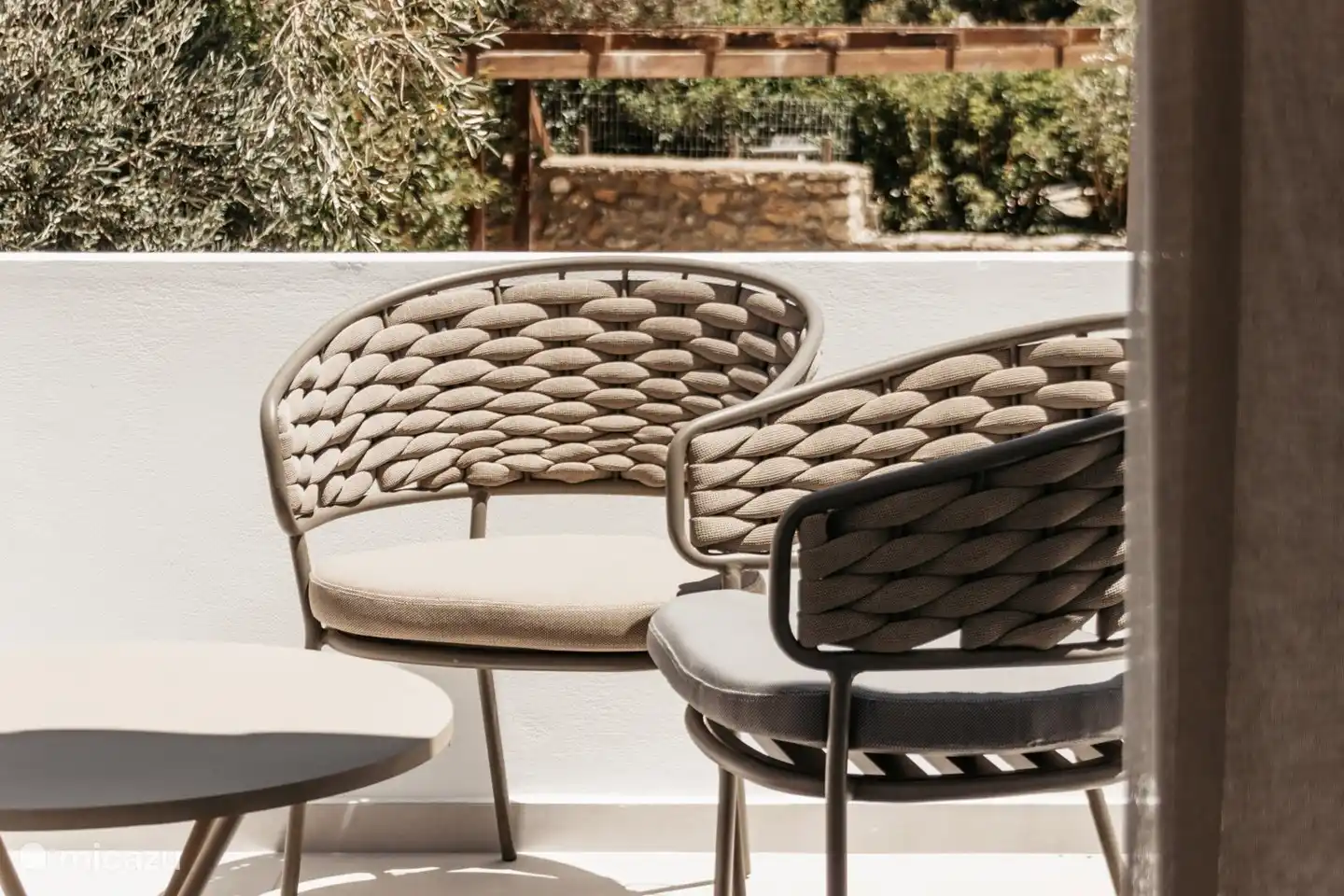 Die Terrasse des Hauptschlafzimmers blickt auf den Kräutergarten