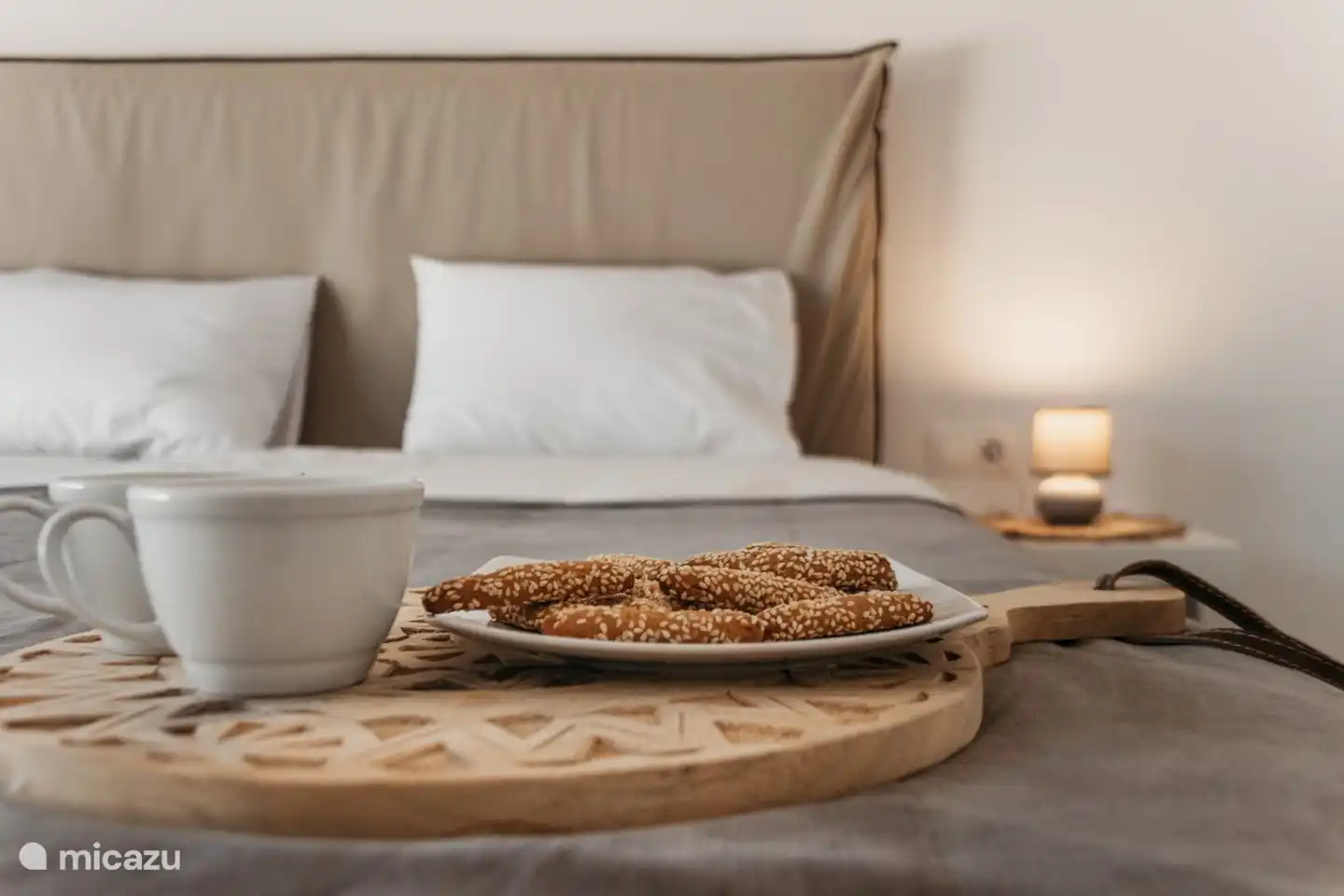 Aufwachen mit einer Tasse Kaffee im Bett