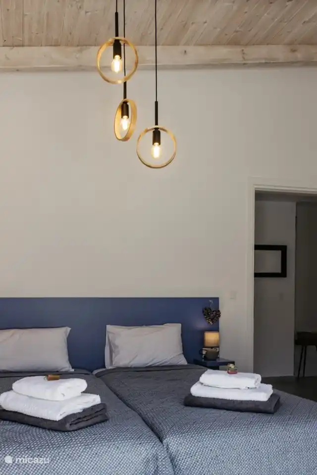 Neben dem Hauptschlafzimmer befindet sich das 2. Schlafzimmer. Das „blaue“ Zimmer.