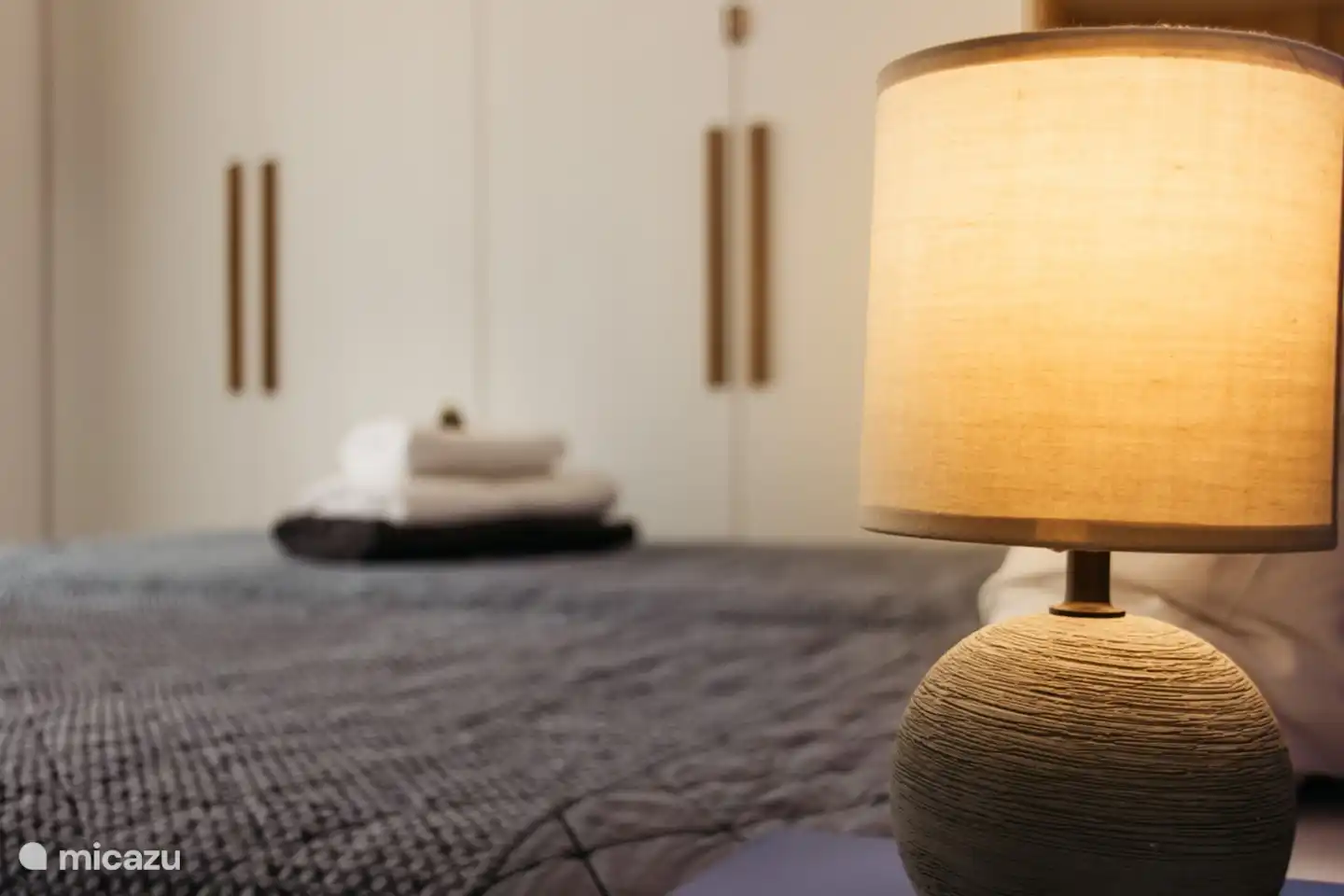 Auch von diesem Zimmer haben Sie eine private Terrasse mit Blick auf den seitlichen Garten des Hauses