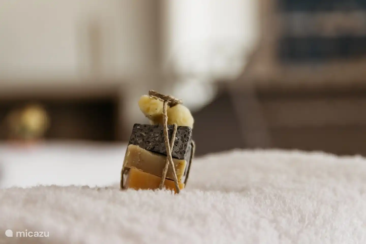 Ein Detailfoto der Seifen auf den Handtüchern.