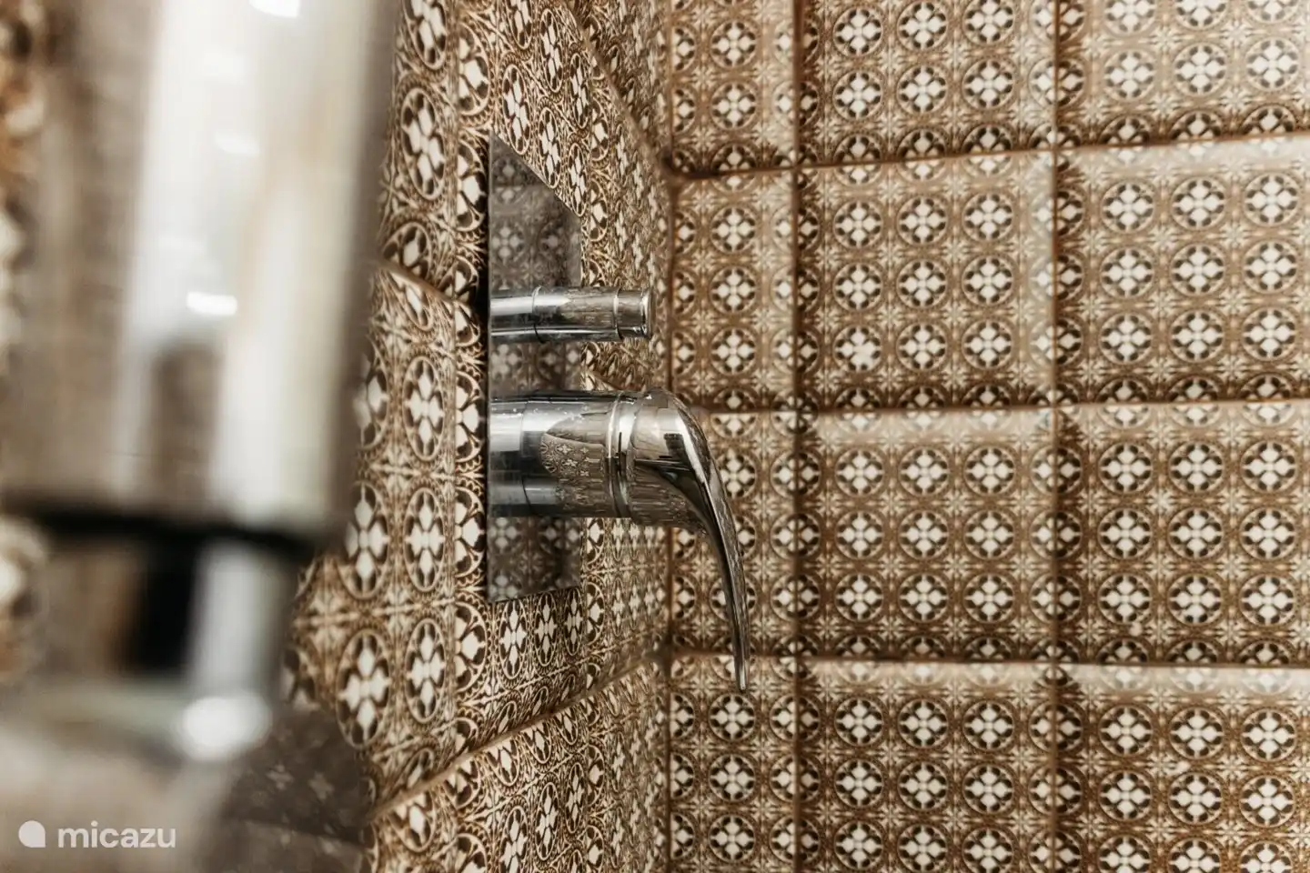 Das Badezimmer hat eine Regendusche