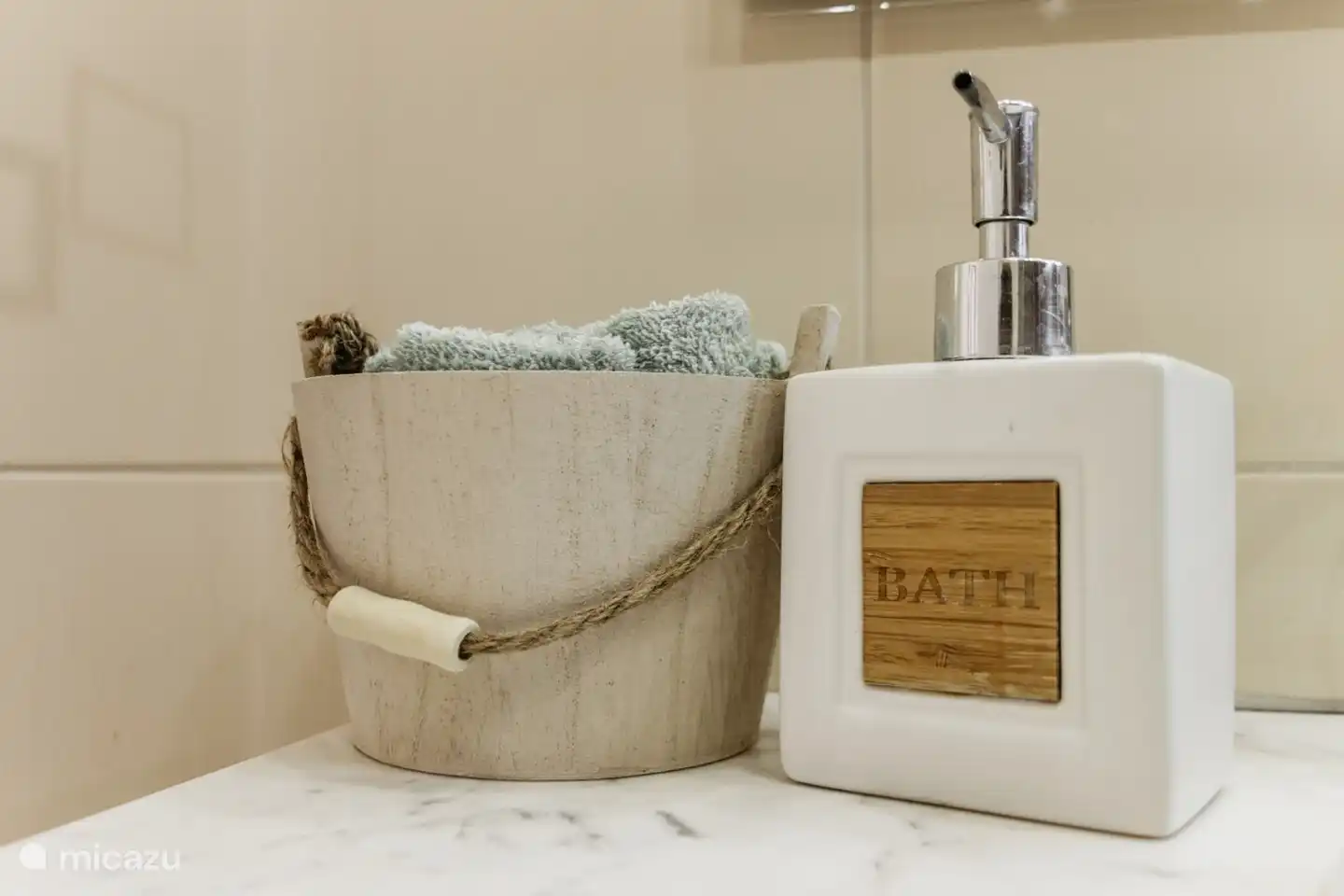 Gut riechende Seife und kleine Handtücher im Badezimmer